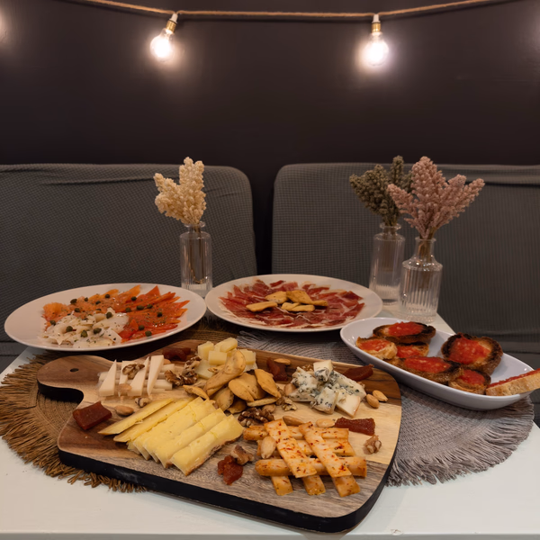 Jamón ibérico de bellota cortado a cuchillo, especialidad de la casa servido con pan artesanal