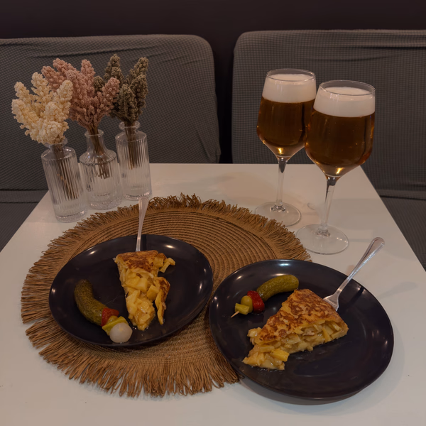 Selección premium de quesos artesanales españoles con membrillo y frutos secos