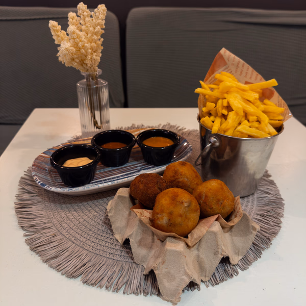 Tostas gourmet con tomate fresco, aceite de oliva virgen extra y anchoas