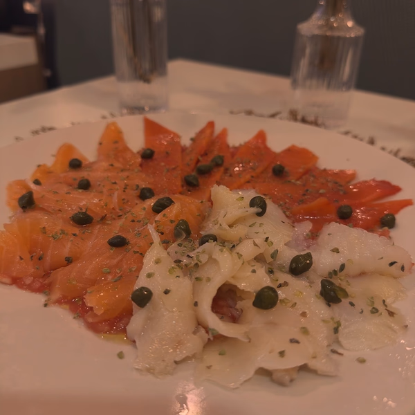 Postres caseros tradicionales: tarta de queso, flan y torrijas