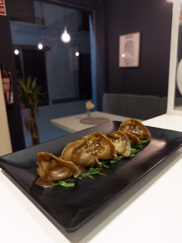 Ensaladas frescas con productos de temporada y aliños caseros